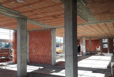 Baharda inşaat sahasında çalışma sürüyor