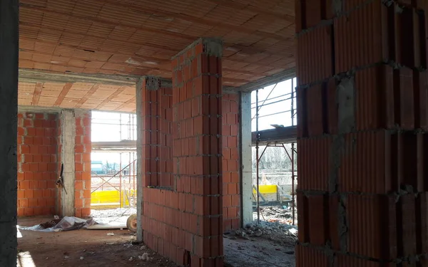 Baharda inşaat sahasında çalışma sürüyor