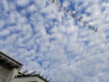 Baharda inşaat sahasında çalışma sürüyor