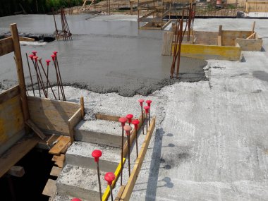 İnşaat alanında güçlendirilmiş beton merdiven inşaatı