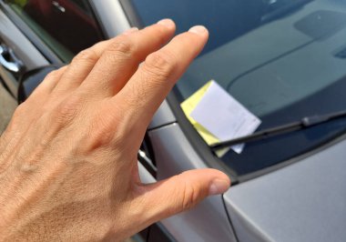 Park yasağı için arabanın ön camında sorun yok.