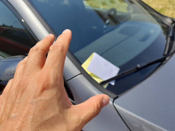 Штраф на лобовое стекло автомобиля за запрет на парковку