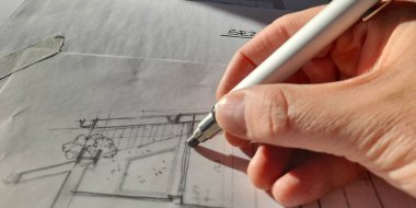 Mimar ofisinde serbest tasarım yapıyor.