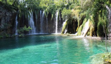 Yazın doğa parkında çağlayan sular.