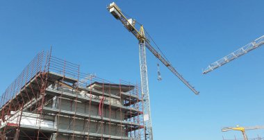 Yazın inşaat sahasında çalışma sürüyor