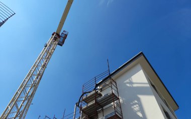 Yazın inşaat sahasında çalışma sürüyor