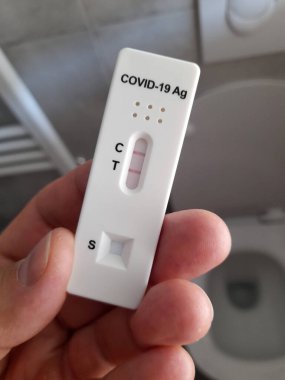 Test kiti ile COVID-19 pozitif bir sonuç almış.