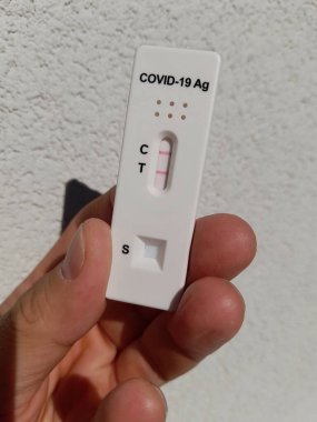 Test kiti ile COVID-19 pozitif bir sonuç almış.