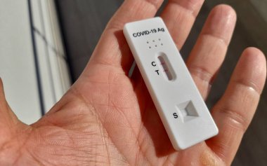 Test kiti ile COVID-19 pozitif bir sonuç almış.