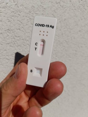 Test kiti ile COVID-19 negatif sonuç veren kişi