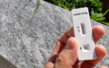 Test kiti ile COVID-19 negatif sonuç veren kişi