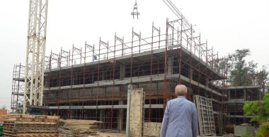 İşlem devam ederken inşaat alanında mimar