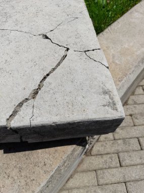 Depremden sonra duvarda çatlak oluşumu