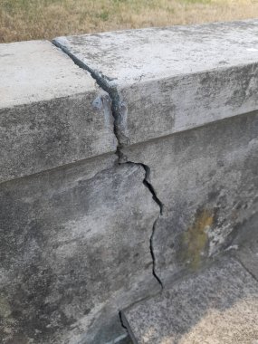 Depremden sonra duvarda çatlak oluşumu