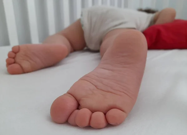 Pied Bébé Dans Son Berceau Pendant Dort — Photo