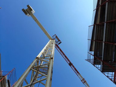 Yazın inşaat sahasında çalışma sürüyor