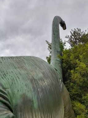 Doğada bir dinozor heykeli