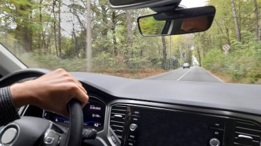 Bulutlu bir günde kırsalda araba sürmek.