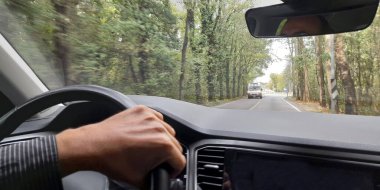 Bulutlu bir günde kırsalda araba sürmek.