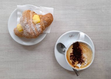 Barda kremalı brioche ve kakaolu cappuccino ile kahvaltı et.
