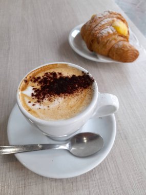 Barda kremalı brioche ve kakaolu cappuccino ile kahvaltı et.