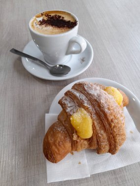 Barda kremalı brioche ve kakaolu cappuccino ile kahvaltı et.