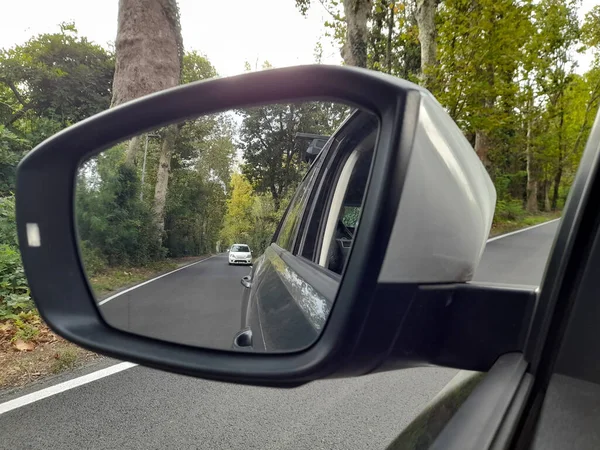 Auto Achteruitkijkspiegel Rijden Het Platteland — Stockfoto