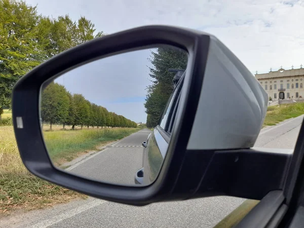 Auto Achteruitkijkspiegel Rijden Het Platteland — Stockfoto