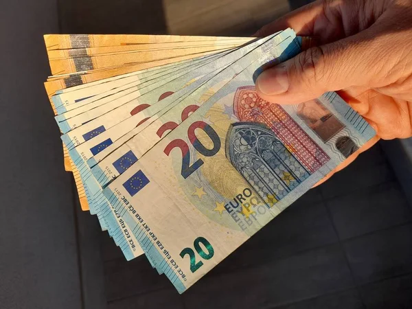 Eurobankovky Jsou Rukou Osoby — Stock fotografie