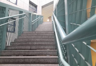 Kamu binasında uzun bir merdiven