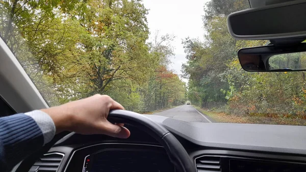 Οδηγώντας Αυτοκίνητο Στην Ύπαιθρο Μια Συννεφιασμένη Ημέρα Του Φθινοπώρου — Φωτογραφία Αρχείου