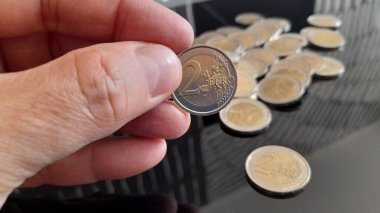 2 Euro sikke yığını