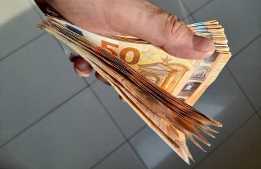 50 Euro 'luk banknotlar varlıklı bir adamın elinde.