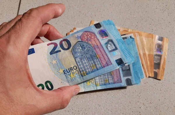 Τραπεζογραμμάτια Των Και Ευρώ Στα Χέρια Ενός Πλούσιου Άνδρα — Φωτογραφία Αρχείου