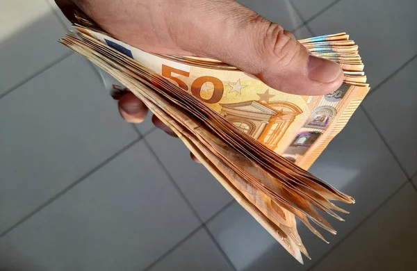 50 Euro 'luk banknotlar varlıklı bir adamın elinde.