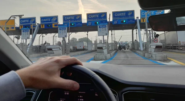 Mann Fährt Auto Auf Der Autobahn — Stockfoto