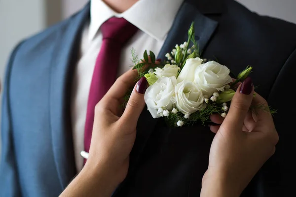 Hermosas Manos Femeninas Ajustar Boutonniere Chaqueta Novia Ajustando Hermoso Novio — Foto de Stock