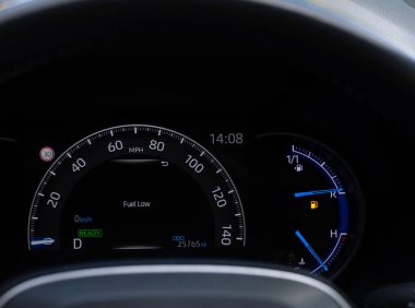 Benzin göstergesi boş ve yakıtı az. 