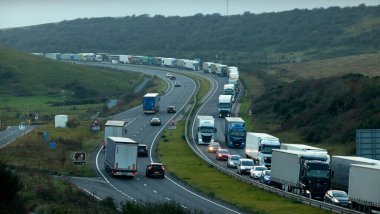 İngiltere 'nin en büyük limanı olan Dover' ın dışındaki M20 otoyolunda HGV kamyonları kuyruktadır.. 