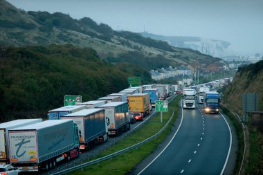 İngiltere 'nin en büyük limanı olan Dover' ın dışındaki M20 otoyolunda HGV kamyonları kuyruktadır.. 