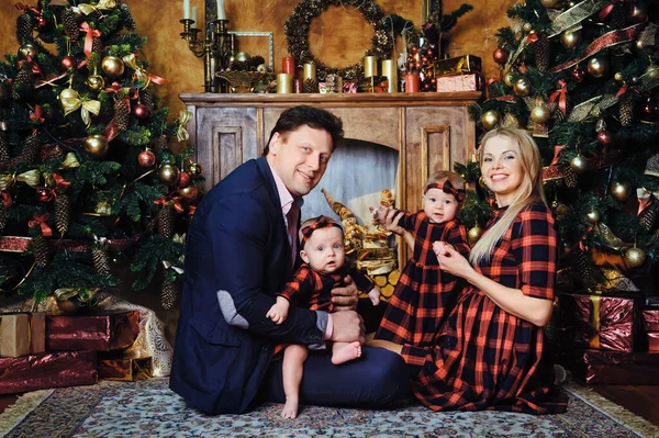 Una Gran Familia Feliz Con Sus Hijos Interior Año Nuevo —  Fotos de Stock