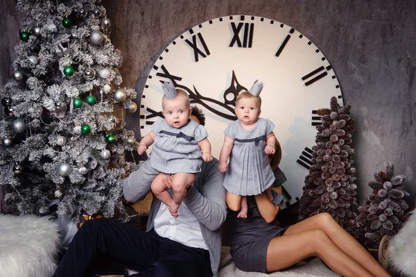 Una Gran Familia Feliz Con Dos Hijos Gemelos Interior Año —  Fotos de Stock