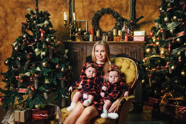 Una Madre Feliz Con Sus Hijos Gemelos Interior Año Nuevo —  Fotos de Stock