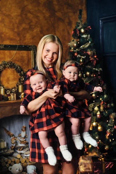 Una Madre Feliz Con Sus Hijos Gemelos Interior Año Nuevo —  Fotos de Stock