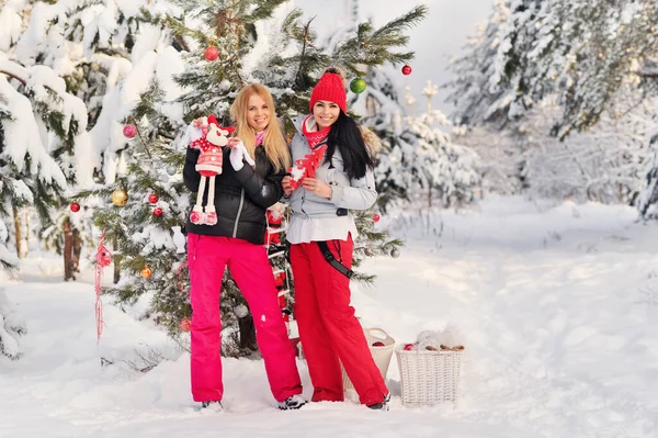 Duas Meninas Floresta Inverno Perto Uma Árvore Natal Decorada Meninas — Fotografia de Stock