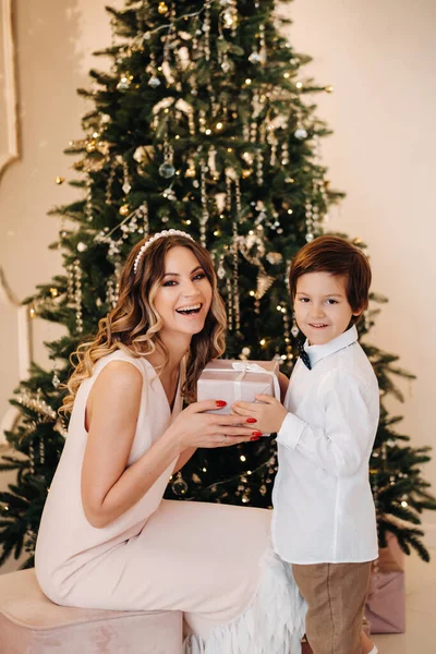 Mamá Regala Hijo Regalo Navidad Cerca Del Árbol Navidad —  Fotos de Stock