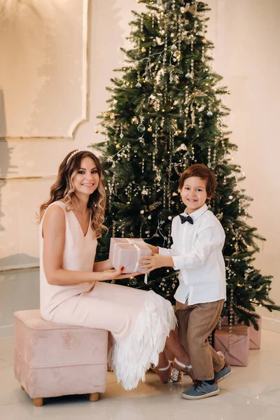 Mamá Regala Hijo Regalo Navidad Cerca Del Árbol Navidad —  Fotos de Stock