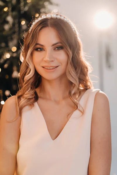 Portrait Une Fille Souriante Dans Une Robe Rose Près Sapin — Photo