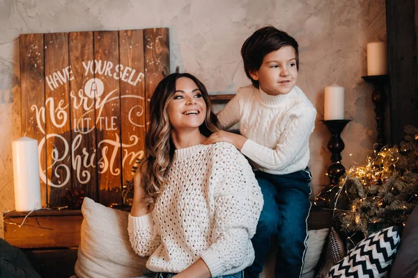 Mom Son Sitting Home Couch New Year Smiling Together — Stock Photo, Image