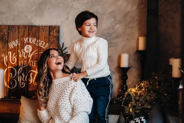 Mamá Hijo Están Sentados Casa Sofá Antes Del Año Nuevo —  Fotos de Stock